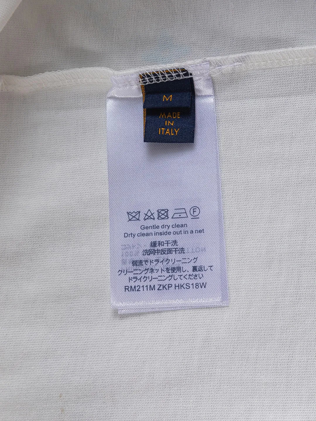 🅿️210 Louis Vuitton 1V micro-wide version S-Xl 25SS LV new product counter catwalk style, heavy letter embroidery stitching colorful print on the chest 🪡 Embroidered logo, same style for men and women! Short-sleeves are not the same as the general public, but must be unique and eye-catching. This LV short-sleeves is all about quality, comfort, consistent style, fashion, including fabrics and cutting techniques, all of which have been made with great effort! 320 grams of washed pure cotton fabric, pure cotton is breathable, very refreshing and comfortable for daily wear. The rib knitting on the neckline is smooth and tight, and the neckline will not be skewed if you toss it at will. The loose version, you will find that it looks really good on the upper body. The overall is minimalist and neat, super versatile for daily use! Pair it casually with a pair of pants for a youthful look. A T-shirt will make your outfit crazy. It is a fashionable item that can never go wrong! Color: Black White Size: S-XL Size chart: S: Shoulder width 50-Bust 54-Length 70 M: Shoulder width 52-Bust 56.5-Length 72 L: Shoulder width 54-Bust 59-Length 74 XL: Shoulder width 56-Bust 61.5-Length 76